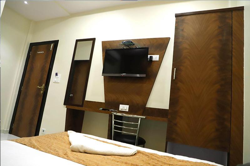 Hotel Golden Hayyath Inn Mumbai Bagian luar foto