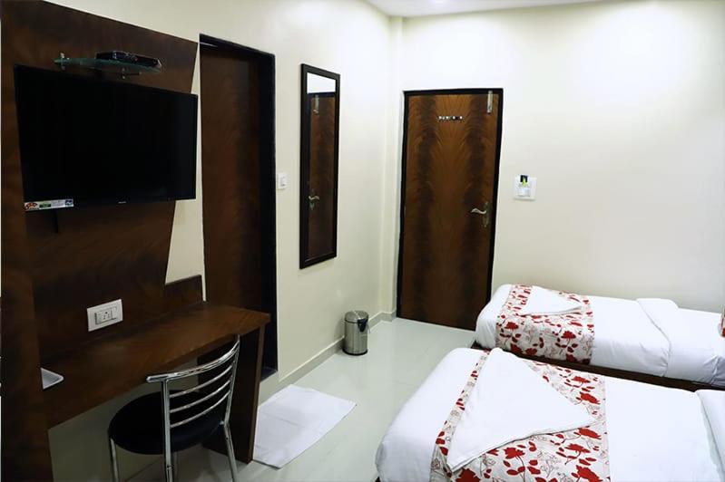 Hotel Golden Hayyath Inn Mumbai Bagian luar foto