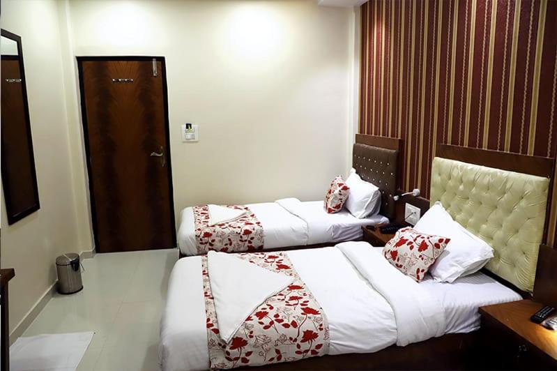 Hotel Golden Hayyath Inn Mumbai Bagian luar foto